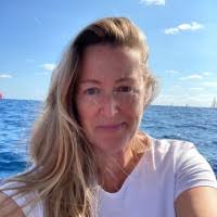 80+ perfiles de «Holifield»