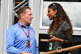 De interviews zijn grotendeels in het dialect. Amanda Sodre Jos Verstappen