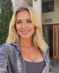 It hurts when my messages go unanswered. 💔 Can you just say hi and let me  know you see me? ✨👋"