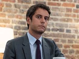 Gabriel attal, qui est à l'origine du premier vrai couac de com' de ce confinement, est comblé sur le plan sentimental. Gabriel Attal Nomme Porte Parole Du Gouvernement Comment Il A Vecu La Revelation Forcee De Son Homosexualite