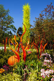 Chihuly Garden And Glass In Seattle Contains One Of The Most Comprehensive Permanent Collections Representing Chihuly Contemporary Glass Art Stained Glass Art