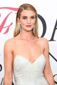 These Are The Best Beauty Looks From The 2016 Cfda Awards Slick Straight Hair Slick Hairstyles Sleek Hairstyles
