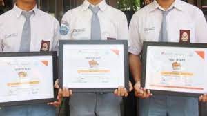 Sementara itu, herlini, calon peserta didik yang mendaftar ke sma negeri 3 kota bekasi mengaku, skor ppbd dia sejatinya lebih tinggi dari skor calon peserta didik terendah di daftar yang lolos. Piagam Dan Piala Siswa Dalam Lomba Hak Sekolah Atau Siswa Tribun Jateng