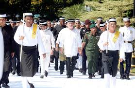 Askar timbalan setia negeri johor (jmf) menarik pedati yang membawa jenazah bonda sultan johor, almarhumah enche' besar hajah khalsom abdullah ketika istiadat pemakaman di makam diraja bukit mahmoodiah, johor bahru. Istiadat Pemakaman Bonda Sultan Johor