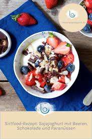 Sirtfood Rezept Sojajoghurt Mit Beeren Schokolade Und Paranussen Uloop Magazin In 2020 Rezepte Soja Joghurt Gesunde Fruhstucksrezepte