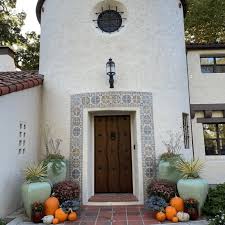 Our colonial house plan collection offers homes with traditional and open floor plans, all with the historic charm of european design in early america. What Is Spanish Colonial Architecture