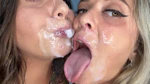 lésbicas se beijando com rostos confusos