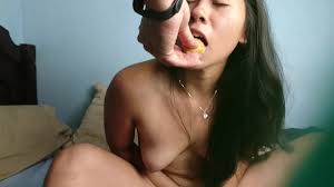 Ik overtuig mijn hete buurman om naakt te gaan voor wat kipnuggets