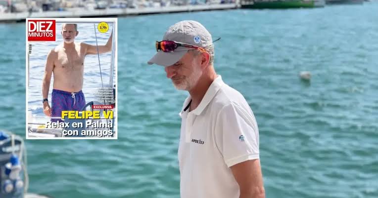 El rey Felipe VI, fotografiado en bañador en Mallorca con un grupo de amigos