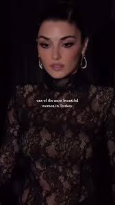 Hande Ercel: Türkiye'nin En Güzel Kadınlarından Biri