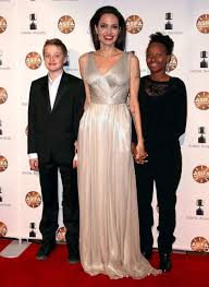 Angelina jolie)‏ ‎/‏dʒoʊˈliː‎/‏؛ née فويت (بالإنجليزية: Ø£Ù†Ø¬ÙŠÙ„ÙŠÙ†Ø§ Ø¬ÙˆÙ„ÙŠ ÙˆØ¨Ø±Ø§Ø¯ Ø¨ÙŠØª ÙÙŠ Ù…ÙˆØ§Ø¬Ù‡Ø© Ø¹Ù„Ù†ÙŠØ© Ù…Ø¬Ù„Ø© Ø³ÙŠØ¯ØªÙŠ