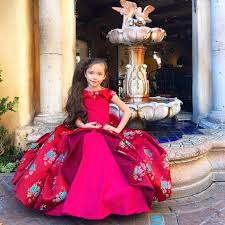 Choisir une robe de mariée scintillante pour son mariage : Designerdaddy Le Pere Aussi Doue Qu Une Fee Pour Creer Des Costumes