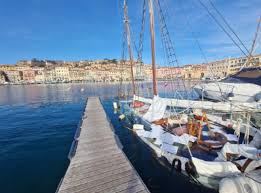 Isola dElba, barca a vela affonda nella Darsena Medicea. Foto