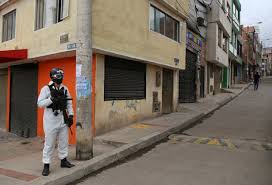 Si bien hay casos (de robos a residencias) que han sido atendidos, se trataría de un plan orquestado para levantar una hora larga después de iniciado el toque de queda, que empezó a regir a las 21h00 (02h00 gmt del sábado). Toque De Queda En Bogota Ultimas Noticias De Toque De Queda En Bogota Rcn Radio