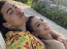 Maria lina deggan used social media to announce the end of her relationship with comedian whindersson nunes this friday (13). Cdfwu7ddflfkm