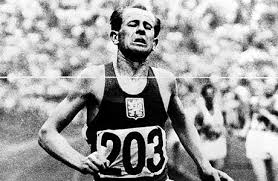 During this period he set eighteen world records and. Pohnute Osudy Kral Vytrvalcu Zatopek Kvuli Komunistum Hloubil Sest Let Studne Lide Lidovky Cz