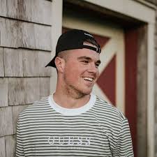 Have you ever wondered how to wear a hat that will add to your look and flatter your face? Whether You Wear The Hat Forward Or Backwards Wear It With Confidence Que Vous Portez La Casquette Par En Avan Unisex Baseball Cap Mens Caps Mens Tops