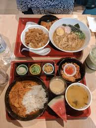 Pallu mara sejenis makanan berkuah yang menggunakan daging ikan atau kepala ikan kakap merah sebagai jenis bahan dasarnya. Makan Di Sukiya Aman Central