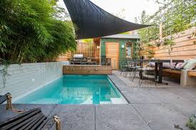 plonsbad zwembad in kleine stadstuin tuin stadstuin tuin zwembad