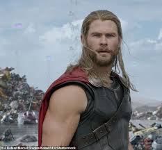 Extraction, out now on @netflix. ÙƒØ±ÙŠØ³ Ù‡ÙŠÙ…Ø³ÙˆØ±Ø« ÙŠÙƒØ´Ù Ø­Ù‚ÙŠÙ‚Ø© ØªØ®Ù„ÙŠÙ‡ Ø¹Ù† Ø´Ø®ØµÙŠØ© Thor Ø§Ù„ÙˆÙØ¯