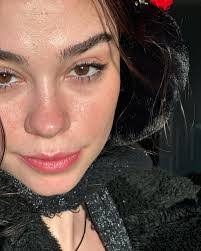 Mary Willett's Instagram, Twitter & Facebook