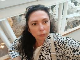 Я такое наблюдаю когда езжу в Иерусалиме в трамвае . Там ещё добавляется "  потому что я ар😊ви " , но там как правило второй контролёр переходит на их  язык.