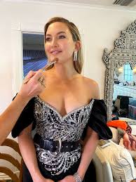 How many of these movies have you seen? Kate Hudson Frosts Herself In Bvlgari At The 2021 Golden Globes