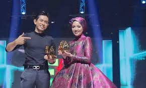 Catch me if you can clash in the 'diamond' ring family feud. Neelofa Khai Bahar Dominasi Ame 2018