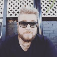 Pour un look vintage, choisissez une calvin klein a récemment lancé des lunettes de soleil rondes homme, un modèle tendance qui fera fureur cet été. Lunettes De Soleil Grande Taille Homme