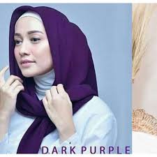Warna Drak Purple Ukuran 110 cm x110 cm Jilbab bella square berbahan polly  cotton dengan ukuran 110 cm x 110 cm