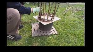 Letzte woche habe ich euch schon die tischdekoration gezeigt, die ich nach einem waldspaziergang mit der tochter gemacht. Rankhilfen Aus Weidenruten Selber Machen Kreative Stutze Fur Pflanzen Aus Naturmaterialien