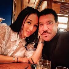 Though, he is 5′ 9″ in feet and inches and 180 cm in centimetres tall, he weighs about 170 lbs in pound and 77kg in kilograms. Lionel Richie S 40 Year Age Gap Romance With Lisa Parigi Has Fans Stunned