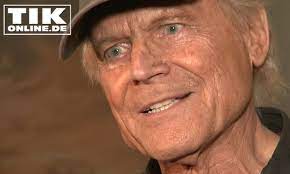 Terence hill is an italian actor, film director, screenwriter and film producer. Fan Massen Huldigen Terence Hill Filmstar Luftet Fitness Geheimnis Tikonline De