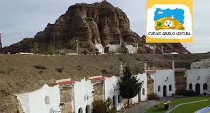 Casa y una cueva, en el barrio de cuevas de guadix , la cueva tiene 8 habitaciones, y la casa 2 plantas, necesita mejoras, hay 300 metros, tiene patio y cochera, hace esquina a dos calles. Emociom Almeria Noche De Alojamiento En Casa Cueva Cena Romantica En Guadix Para 2 Personas