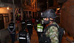 Ambos declararon toque de queda y ley seca desde las 7 de la noche de este viernes hasta las 5 de la mañana del sábado. Nuevo Toque De Queda En Cali De 12 00 A 5 00 A M Y Cinco Municipios Cali Caracol Radio
