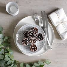 Preparez Noel Avec Maisons Du Monde Deco Sapin Table Cadeaux Deco Noel Decoration Noel Maison Deco