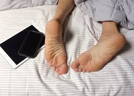 Das bett ist und bleibt stabil, jahr für jahr. Fusse Bett Schlafen Kostenloses Foto Auf Pixabay