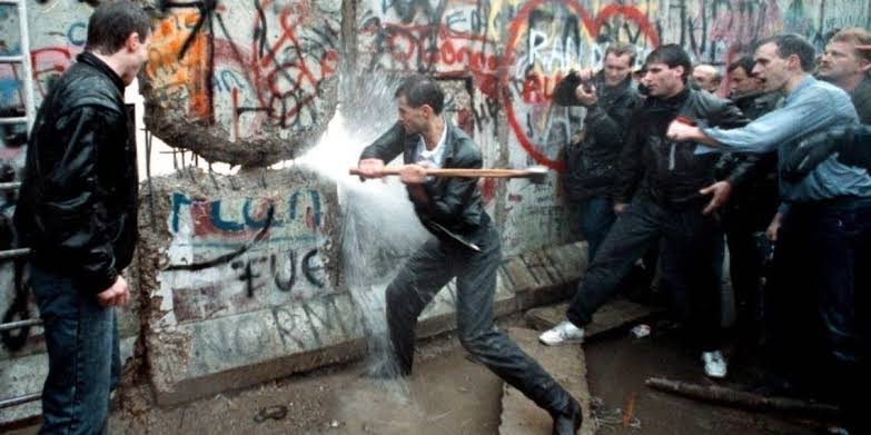 Resultado de imagen para caida del muro de berlin"