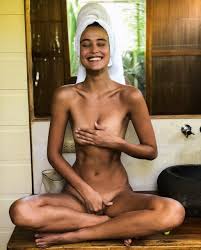 Anna Herrin keeping herself covered Porn Pic - EPORNER