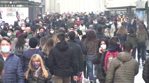 Il coprifuoco, stabilito all'inizio della seconda ondata, resta in vigore dalle 22 alle 5 del. Covid Shopping Di Natale Assembramenti A Torino Milano E Roma La Repubblica
