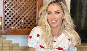 She subsequently formed the band blondy with cristina rus. Cu Ce Probleme De SÄƒnÄƒtate Se ConfruntÄƒ In Acest Moment Andreea BÄƒnicÄƒ AnunÈ›ul FÄƒcut De ArtistÄƒ Elle Ro