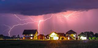 Experten warnen vor enormen regenmengen. Weniger Blitzeinschlage Trotzdem Grosse Schaden Haus Grund Dusseldorf Benrath