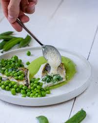 Zander Mit Erbsenpuree Und Rieslingschaum Fruhling Pur Und Einfacher Als Es Aussieht Rezept Erbsenpuree Erbsen Puree Lebensmittel Essen