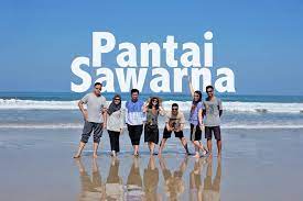 Dari depan, bangunannya terlihat berdinding kayu. Pantai Sawarna Informasi Lengkap Rute Alamat Penginapan Dan Harga Tiket Masuk
