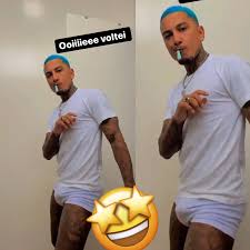 Olha o peso da mala! Dynho Alves voltou dançando de cueca branca todo  animadinho e não