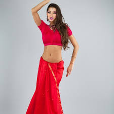 Omg she is looking so hot and splendid. Look Sensuous In A Saree By Drawing Attention To The Midriff And Navel 10 Fashion Trends On Instagram That Show You How To Do So 2019