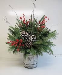 In Einer Silbernen Vase Sind Drei Grosse Zapfen Hagebutten Und Tannenzweige Gestec Christmas Floral Arrangements Christmas Floral Christmas Flower Arrangements