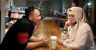 Mantan istri faisal haris ini memang dikenal memesona. Dm Instagram Awal Kedekatan Vicky Prasetyo Dan Sarita Abdul Mukti Okezone Celebrity