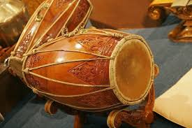 Berbeda dengan angklung yang dimainkan dengan cara digoyangkan, calung dimainkan dengan cara memukul bilah atau ruas (tabung bambu) yang tersusun. 6nq8cvwmjysvdm