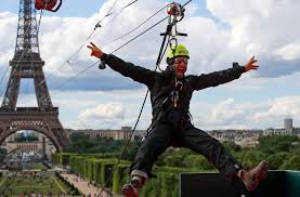 Sehenswürdigkeiten in paris paris bilder paris urlaub paris reisen eiffelturm. Eiffelturm In Paris Mit Der Seilrutsche Rund 115 Meter Tief Nach Unten Panorama Stuttgarter Nachrichten